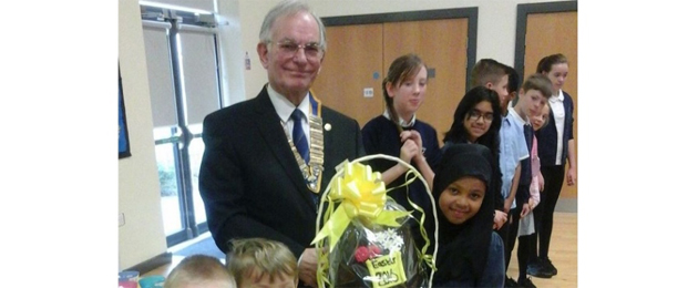 President Gordon presents the winner with Egg